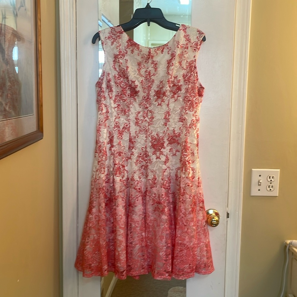 Vintage Laced sleeveless dress with floral pattern